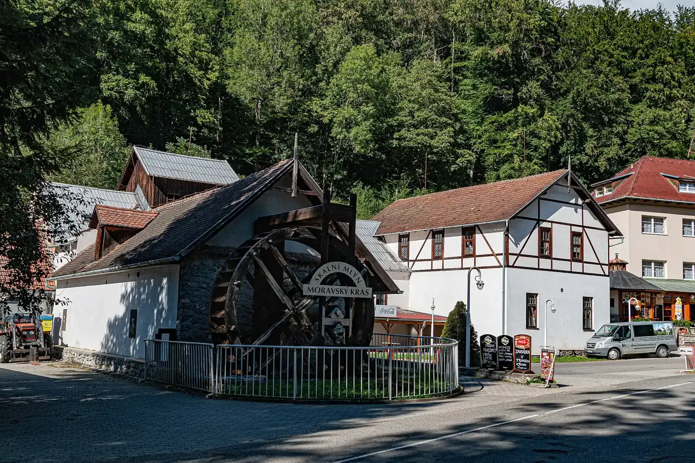 Hotel Skalní mlýn s mlýnským kolem, výchozí bod k Punkevním jeskyním