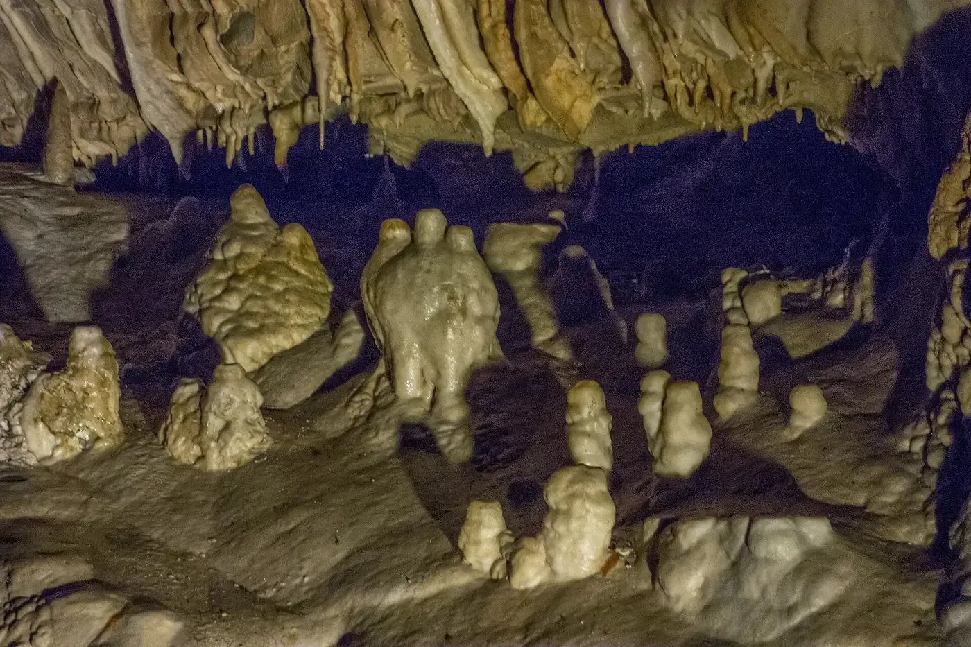 Krápníky a stalagmity v Kateřinské jeskyni