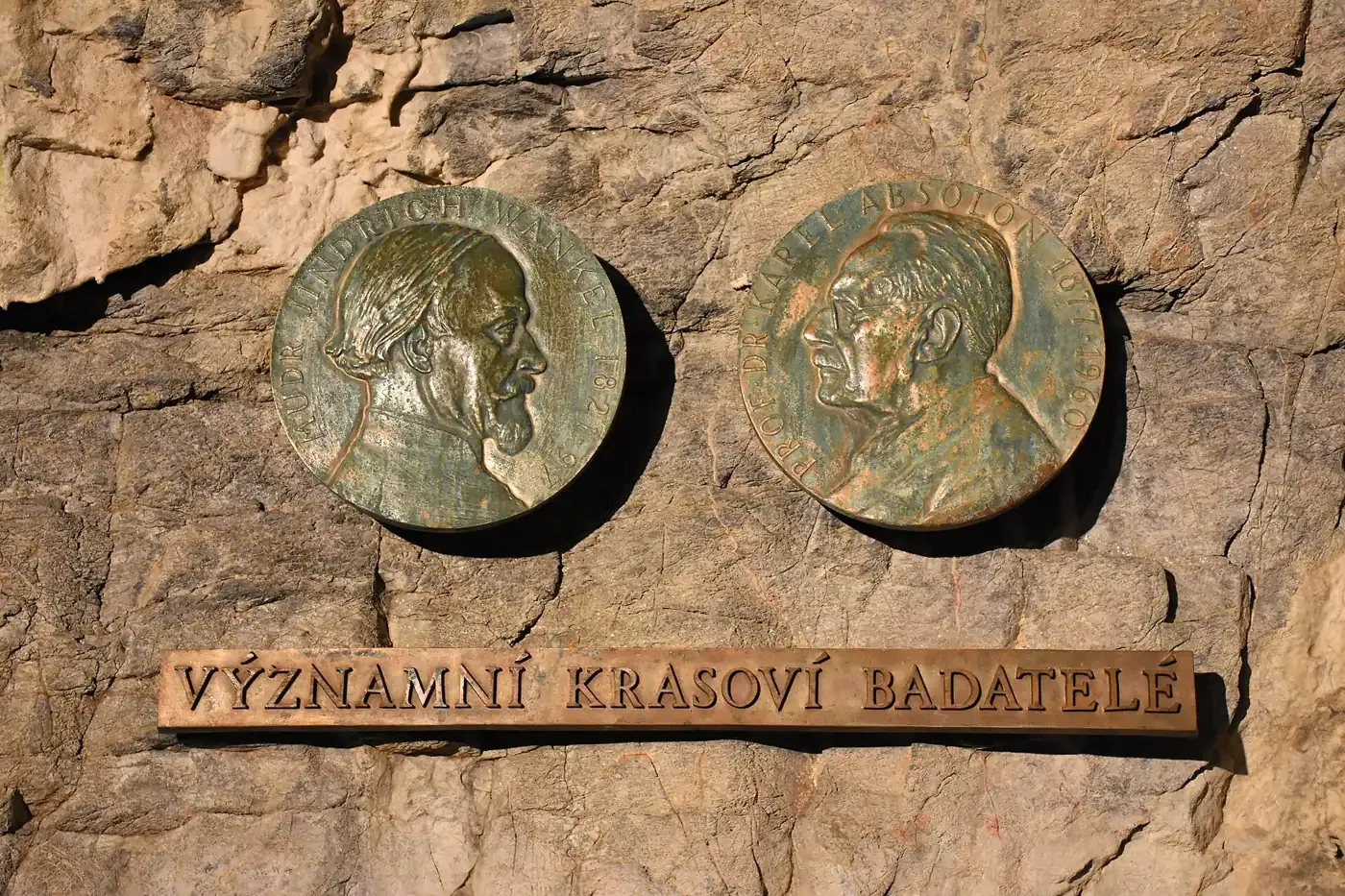 Pamětní plakety významných krasových badatelů ve Sloupsko-šošůvských jeskyních