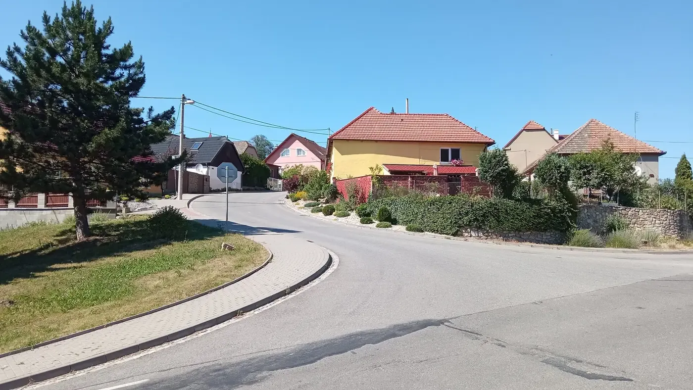 Ulice s domy v Ostrově u Macochy