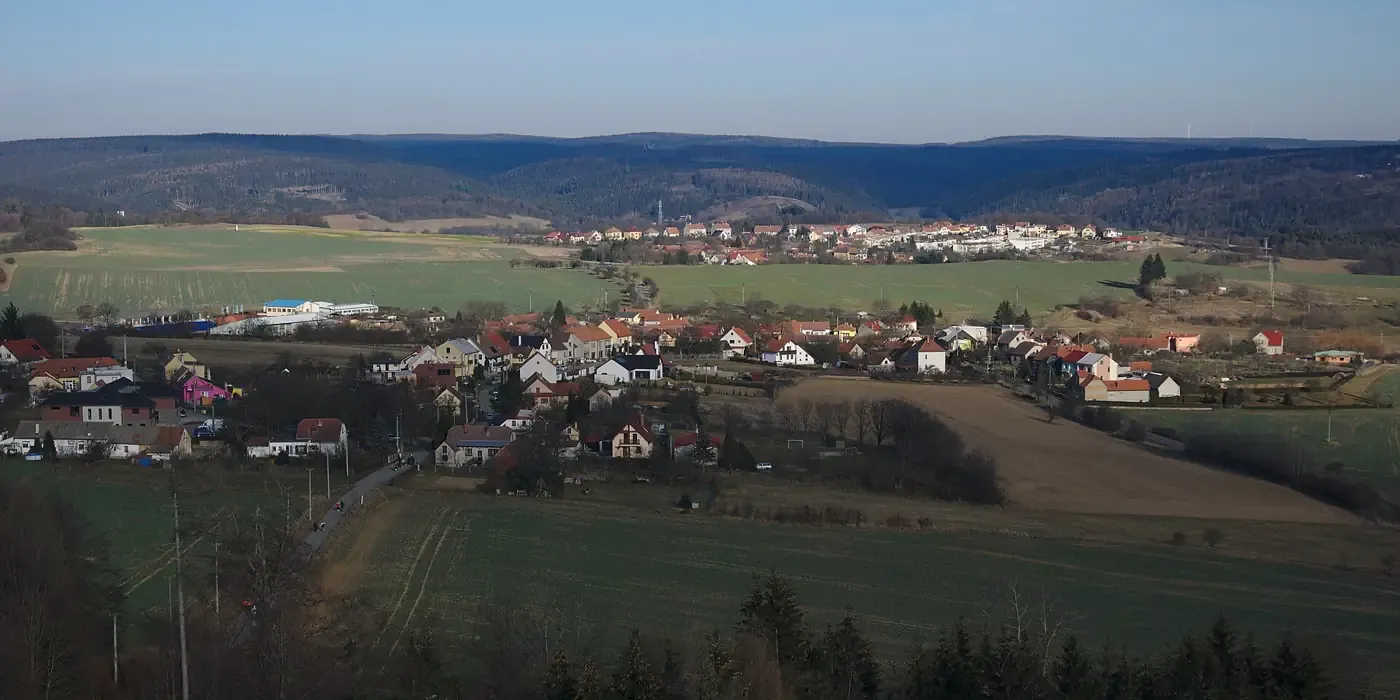 Veselice a Vavřinec z rozhledny, pole a lesy Drahanské vrchoviny