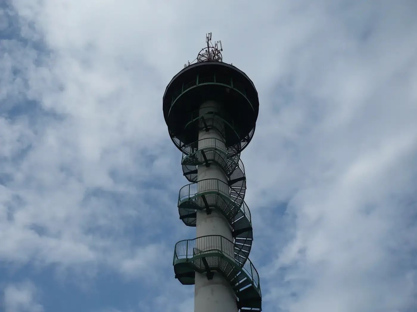 Ocelová rozhledna Podvrší u Veselice proti obloze